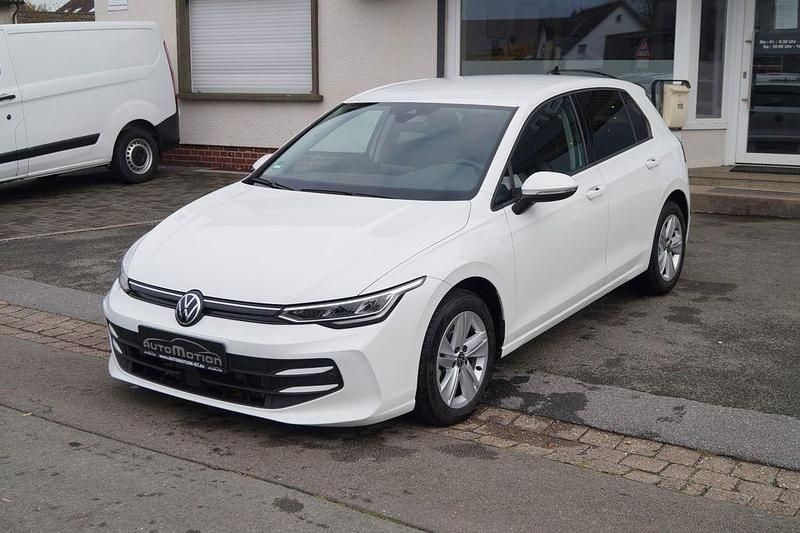 Pure white (metallic) Gebraucht 2025 VW Golf Life Limousine | 21.890 € (Superpreis) - Bild 1/4
