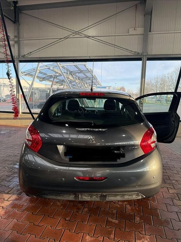 Gebraucht Peugeot 208 Access 68 PS (50 kW) 2014 Grau Kleinwagen