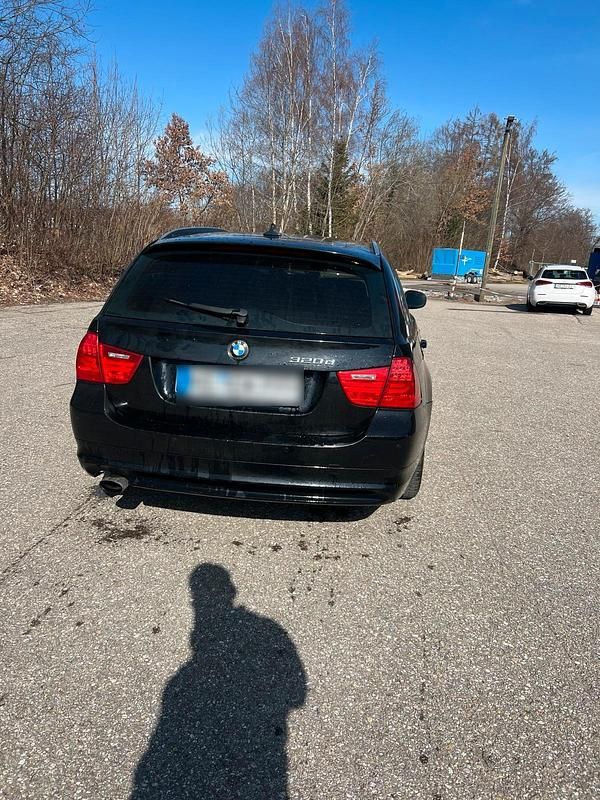 Gebraucht BMW 320 184 PS (135 kW) 2011 Schwarz Kombi