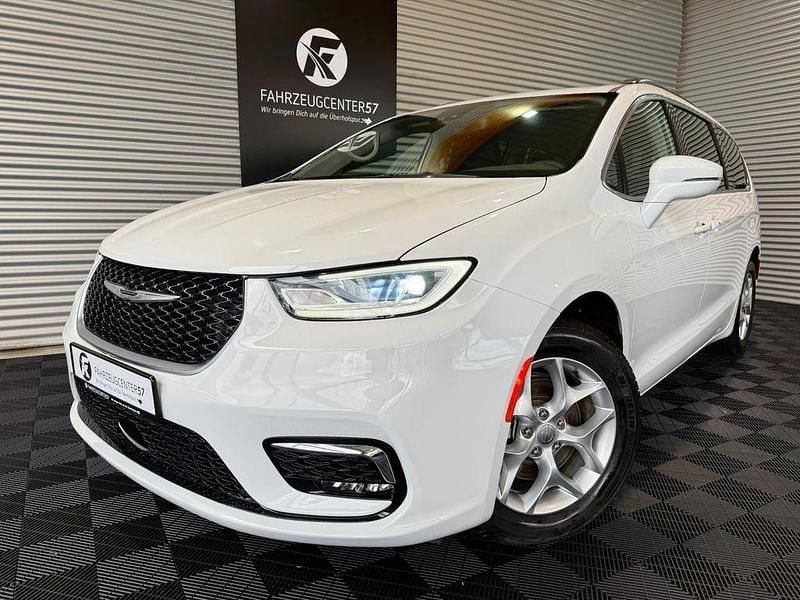 Weiß Gebraucht 2022 Chrysler Pacifica Van / Kleinbus | 28.450 € (Guter Preis) - Bild 1/4