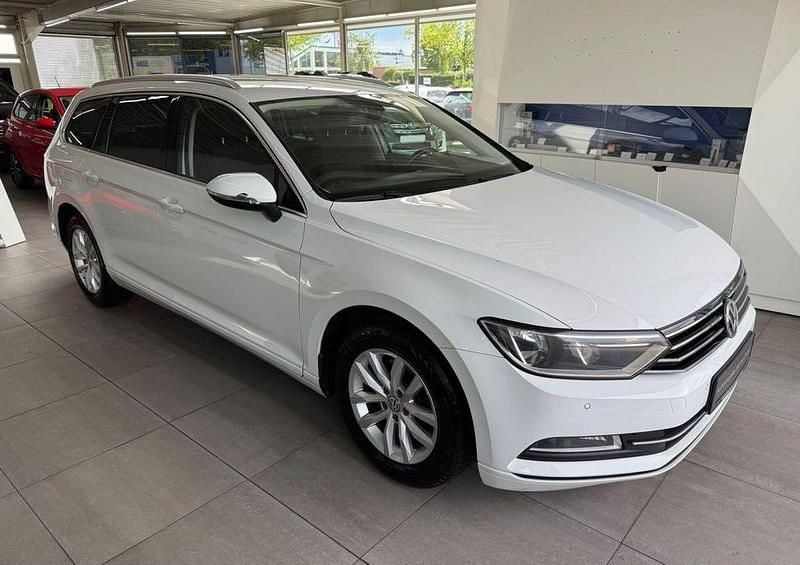 Weiß Gebraucht 2017 VW Passat Comfortline Limousine | 9.490 € (Superpreis) - Bild 1/4