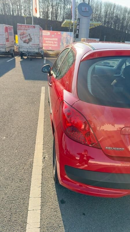 Gebraucht Peugeot 207 74 PS (54 kW) 2009 Rot Kleinwagen