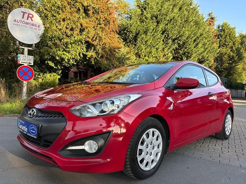 Rot Gebraucht 2012 Hyundai i30 Classic Coupé | 3.990 € (Etwas zu teuer) - Bild 1/4