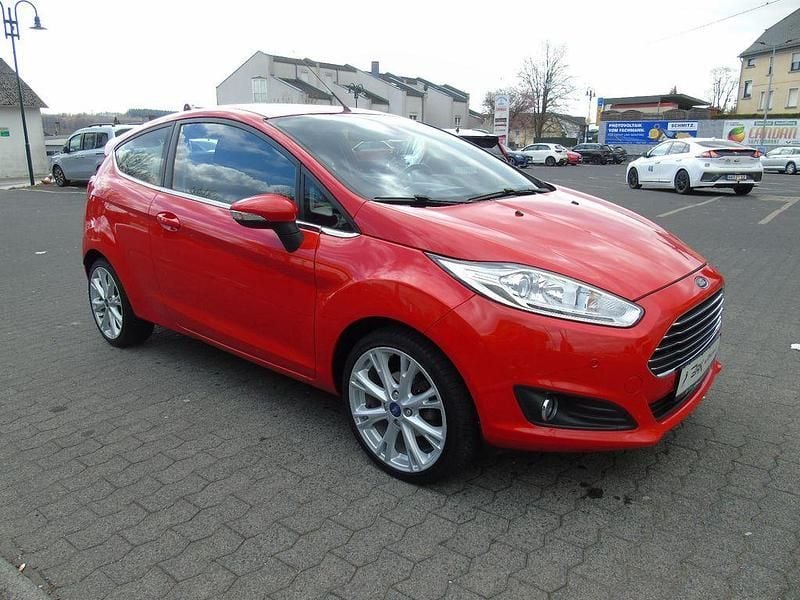 Gebraucht Ford Fiesta Titanium 101 PS (74 kW) 2013 Rot Kleinwagen