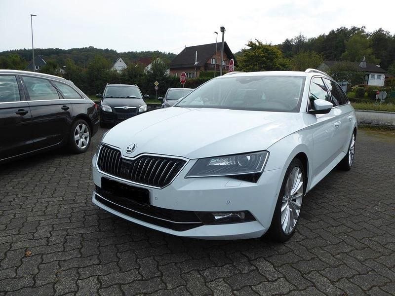 Weiß Gebraucht 2015 Skoda Superb Style Kombi | 17.500 € (Etwas zu teuer) - Bild 1/4