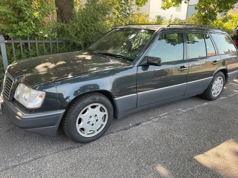 Schwarz Gebraucht 1993 Mercedes E220 Kombi | 2.650 € - Bild 1/4