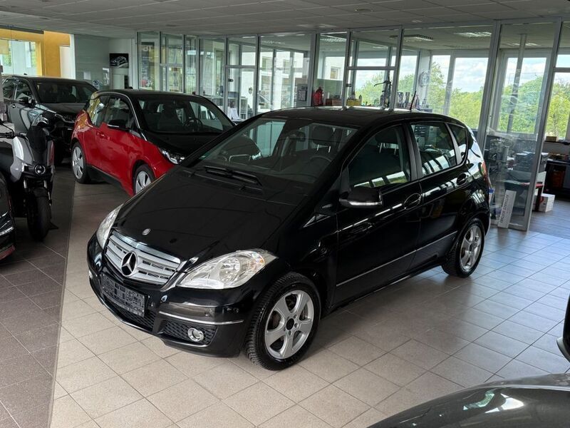 Kosmosschwarz metalliclack Gebraucht 2011 Mercedes A180 Limousine | 6.499 € (Etwas zu teuer) - Bild 1/4