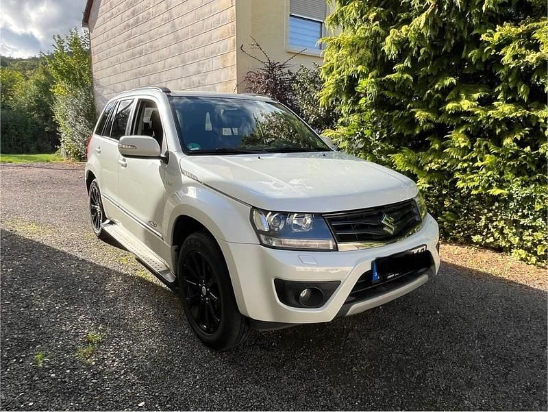 Weiß Gebraucht 2013 Suzuki Grand Vitara SUV | 9.650 € (Etwas zu teuer) - Bild 1/4