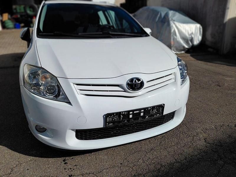 Weiß Gebraucht 2011 Toyota Auris Club Limousine | 6.300 € (Etwas zu teuer) - Bild 1/4