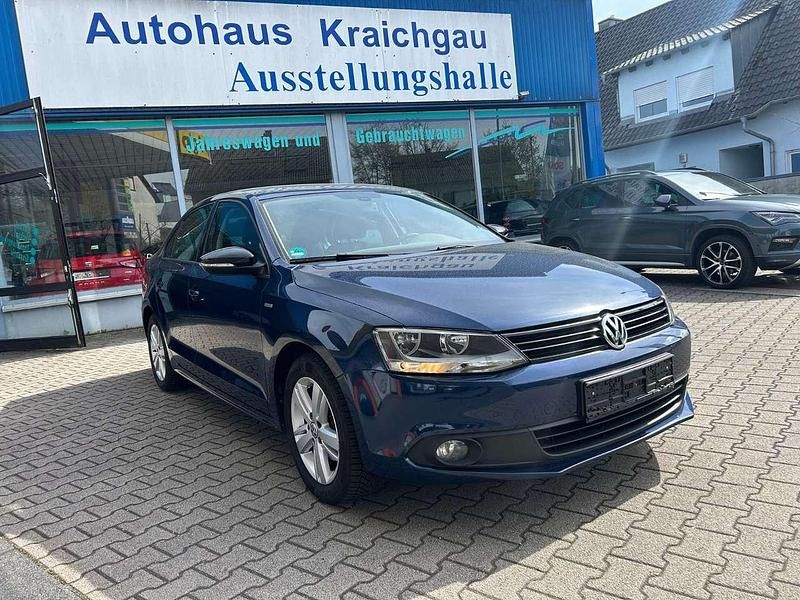 Gebraucht VW Jetta Match 105 PS (77 kW) 2012 Blau Limousine