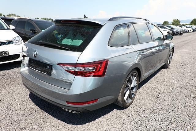Business grau metallic business grau metallic Gebraucht 2018 Skoda Superb SportLine Kombi | 31.324 € - Bild 1/4
