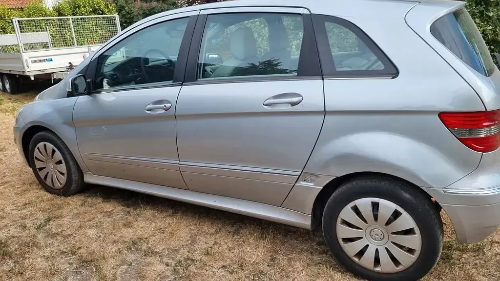 Gebraucht Mercedes B200 136 PS (100 kW) 2010 Silber Van / Kleinbus