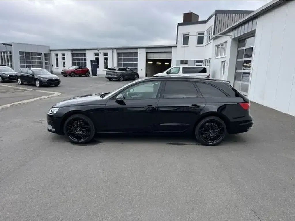 Używany Audi A4 S-Line 150 KM (110 kW) 2022 Czarny Kombi
