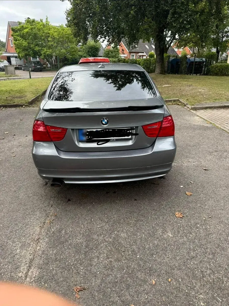 Gebraucht BMW 320 Lifestyle 184 PS (135 kW) 2011 Grau Limousine