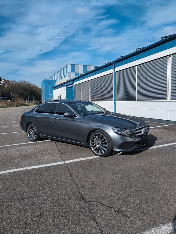 Grau Gebraucht 2018 Mercedes E400 Limousine | 36.400 € (Guter Preis) - Bild 1/4