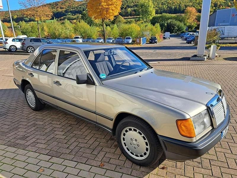 Gebraucht Mercedes E230 132 PS (97 kW) 1986 Bronze Limousine
