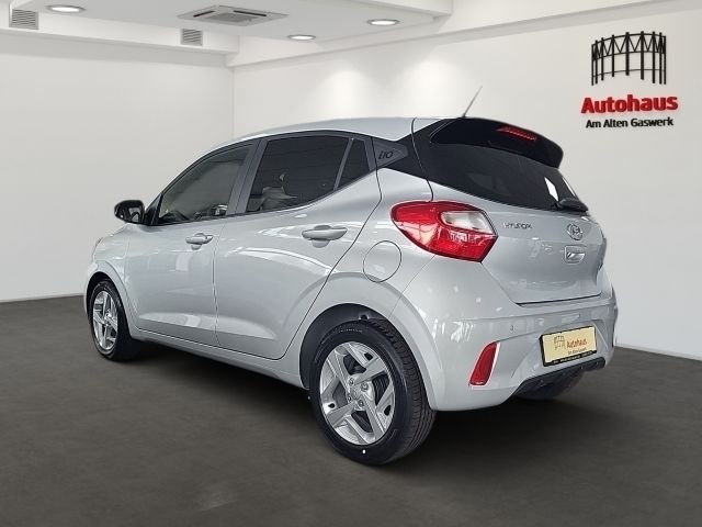 Gebraucht Hyundai i10 GO! 67 PS (49 kW) 2023 Sleek silver / met Kleinwagen