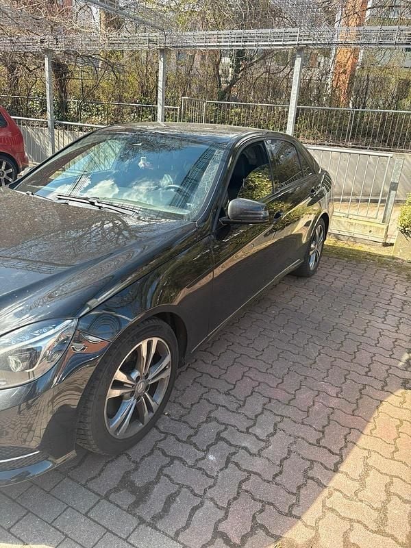 Używany Mercedes E250 211 KM (155 kW) 2015 Czarny Sedan/Limuzyna