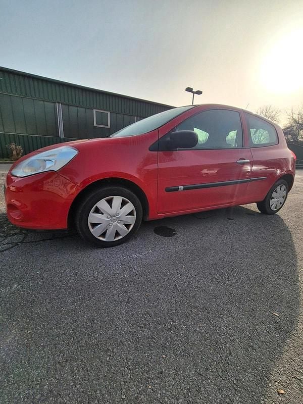 Gebraucht Renault Clio III 75 PS (55 kW) 2009 Rot Kleinwagen