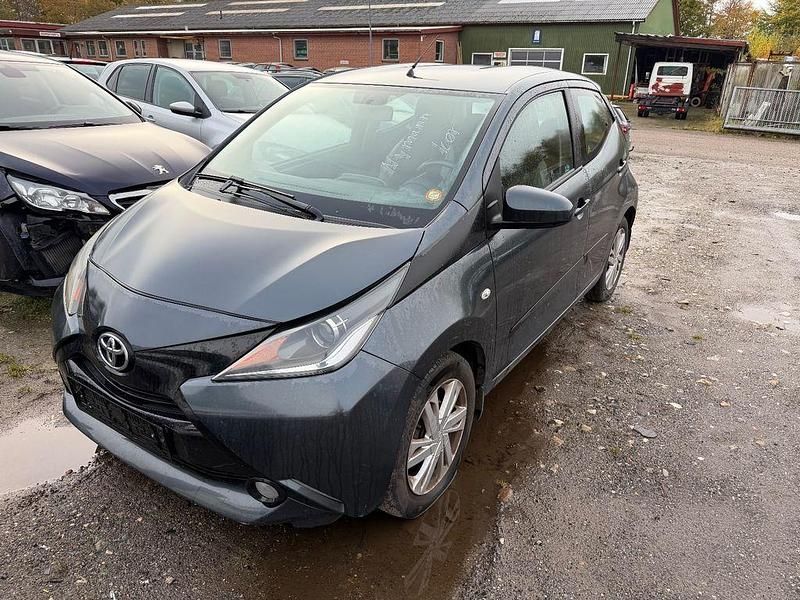 Grau Gebraucht 2014 Toyota Aygo X-play Kleinwagen | 2.150 € (Guter Preis) - Bild 1/4