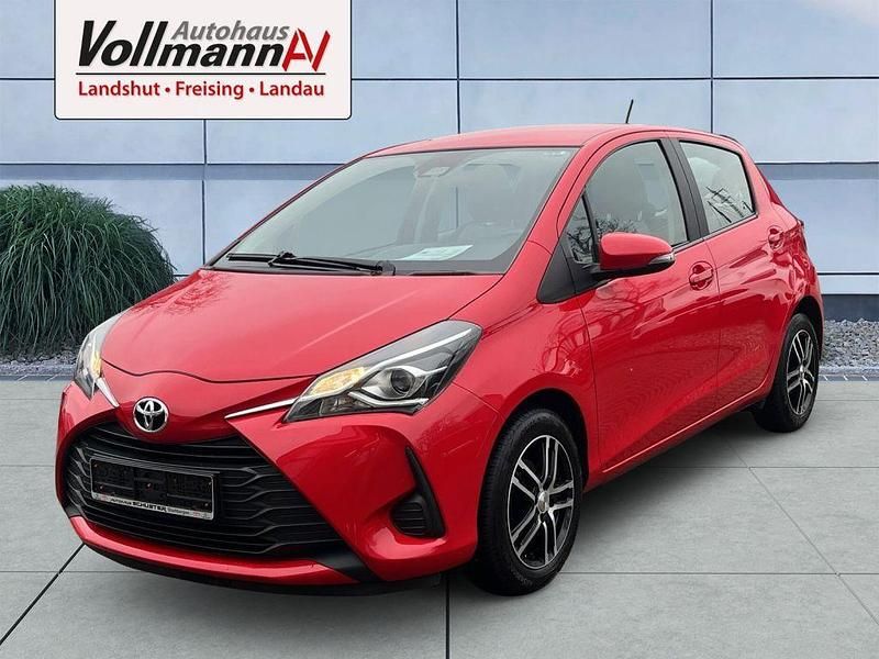 Rot Gebraucht 2020 Toyota Yaris Comfort Limousine | 13.850 € (Fairer Preis) - Bild 1/4