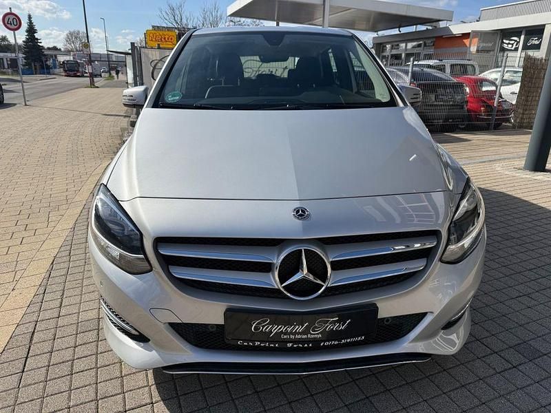 Gebraucht Mercedes B180 122 PS (89 kW) 2018 Polarsilber  metalliclack Van / Kleinbus