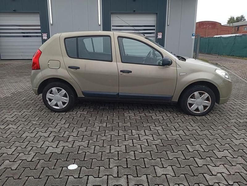 Beige Gebraucht 2009 Dacia Sandero Ambiance Kleinwagen | 1.399 € (Fairer Preis) - Bild 1/4