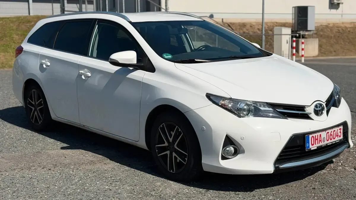 Gebraucht Toyota Auris 124 PS (91 kW) 2015 Weiß Kombi