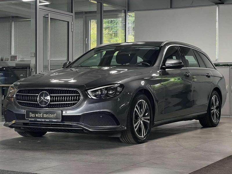 Lack selenitgrau Gebraucht 2021 Mercedes E220 Avantgarde Kombi | 33.260 € (Fairer Preis) - Bild 1/3