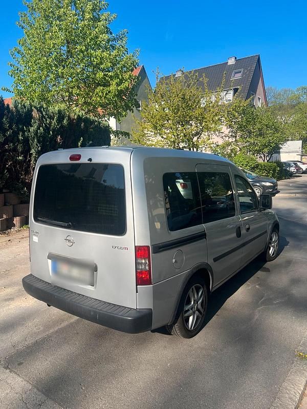 Second-hand Opel Combo 101 CP (74 kW) 2010 Argintiu Monovolum