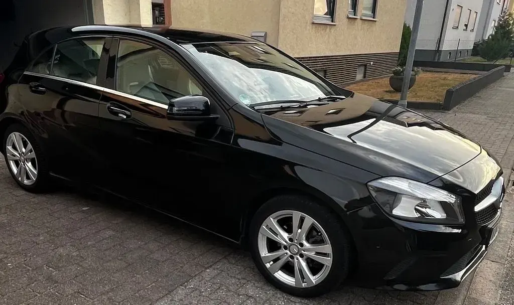 Gebraucht Mercedes A180 122 PS (89 kW) 2016 Schwarz Kleinwagen