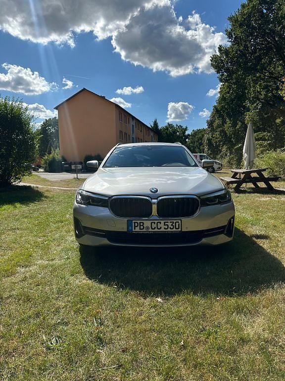 Silber Gebraucht 2021 BMW 530 Kombi | 28.100 € (Superpreis) - Bild 1/4