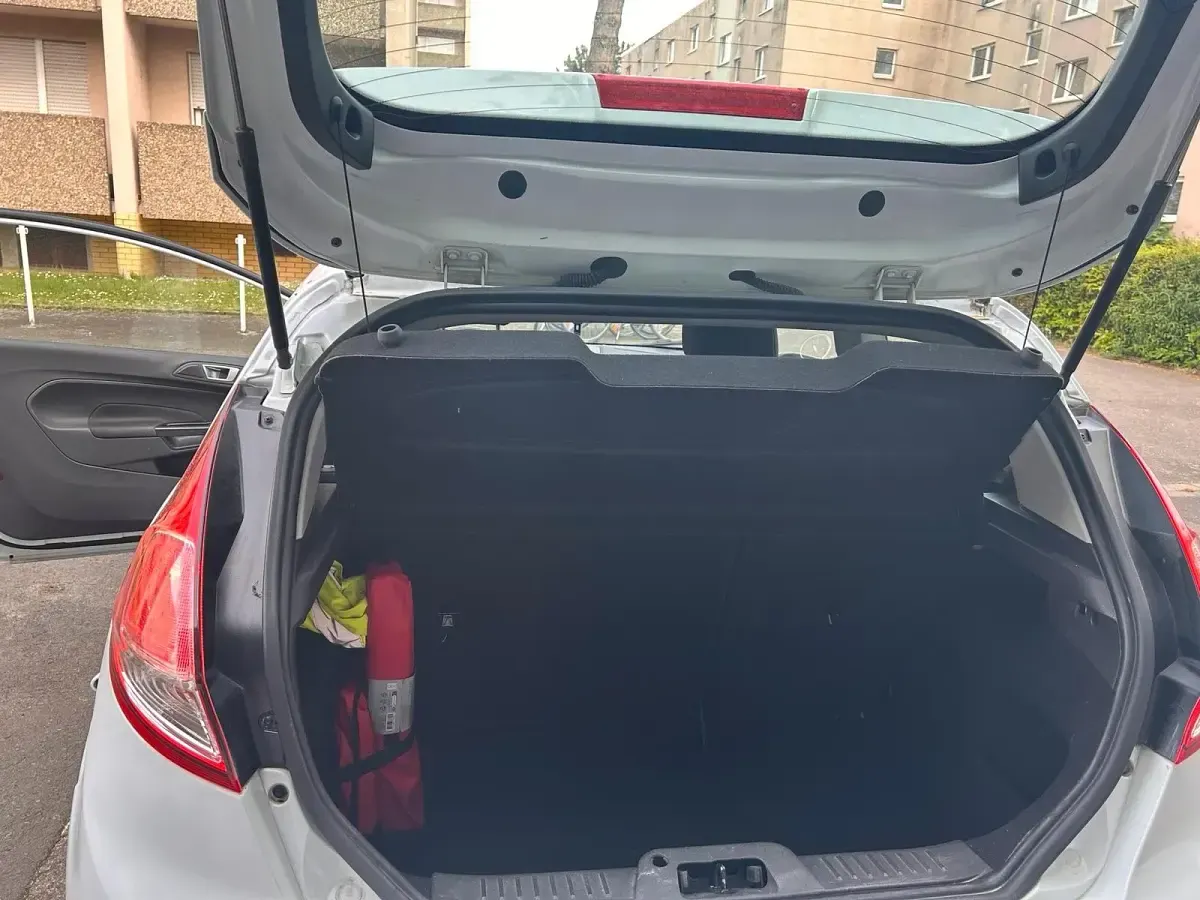 Gebraucht Ford Fiesta 105 PS (77 kW) 2016 Weiß Kleinwagen