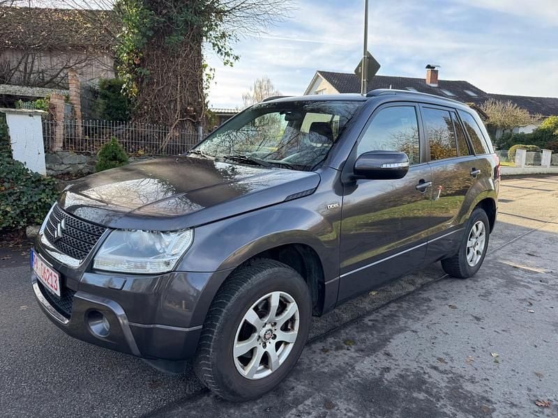 Grau Gebraucht 2011 Suzuki Grand Vitara SUV | 4.800 € (Superpreis) - Bild 1/4