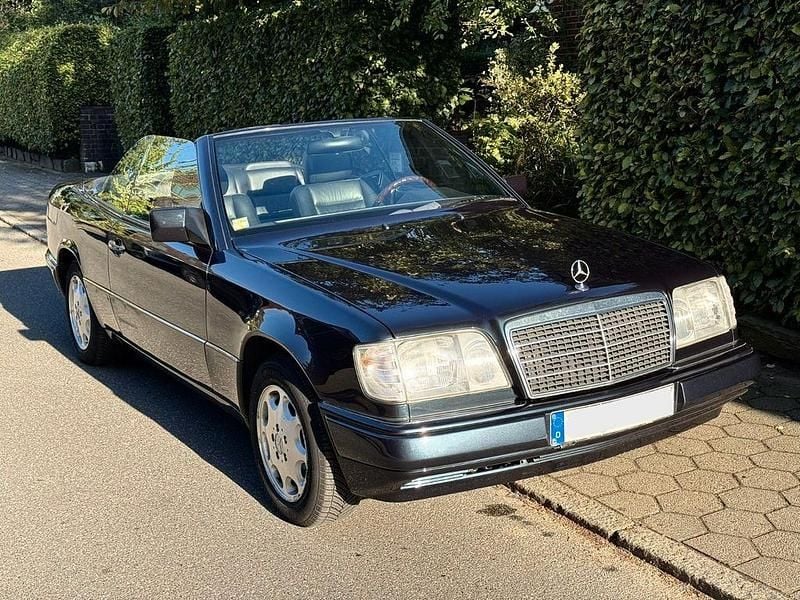 Schwarz Gebraucht 1996 Mercedes E220 Cabrio | 12.900 € - Bild 1/4