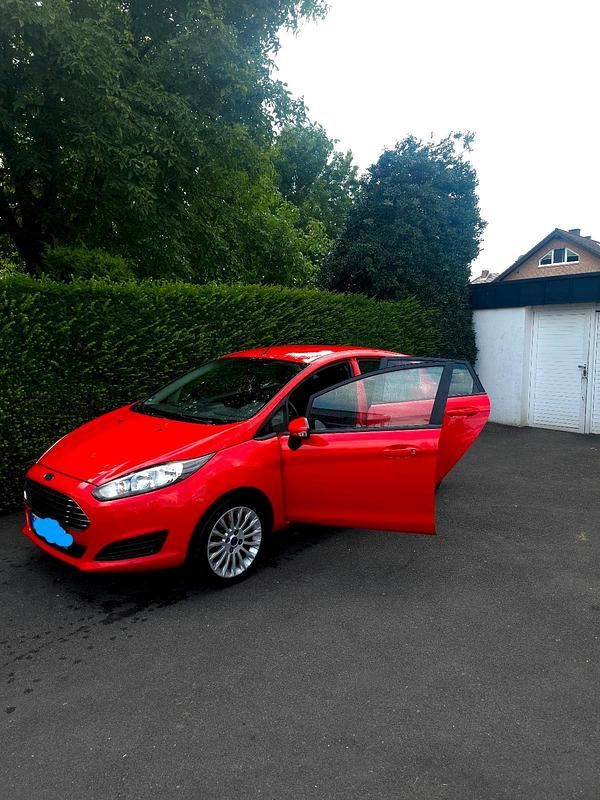 Gebraucht Ford Fiesta 101 PS (74 kW) 2014 Rot Kleinwagen