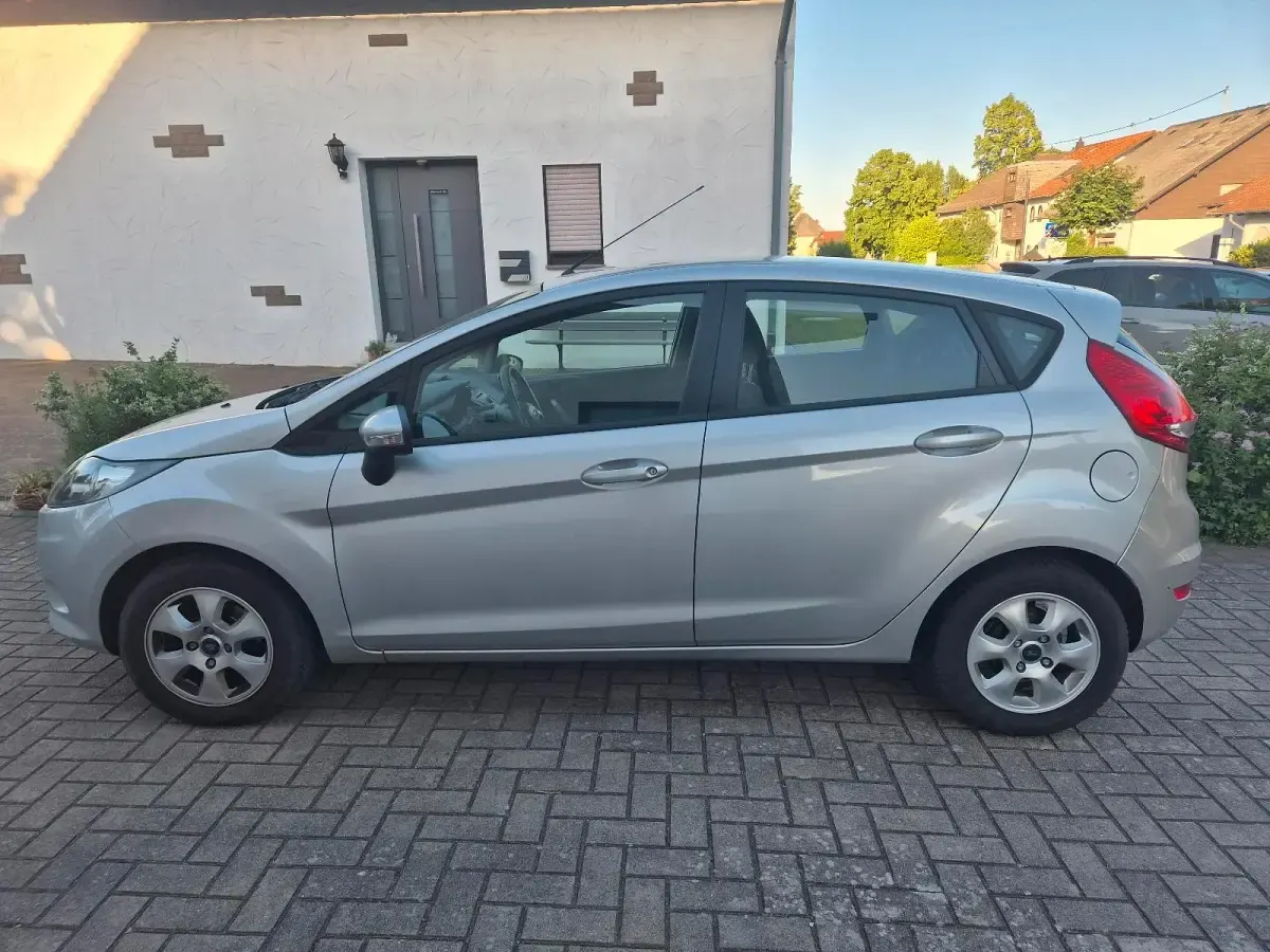Gebraucht Ford Fiesta 82 PS (60 kW) 2011 Silber Kleinwagen