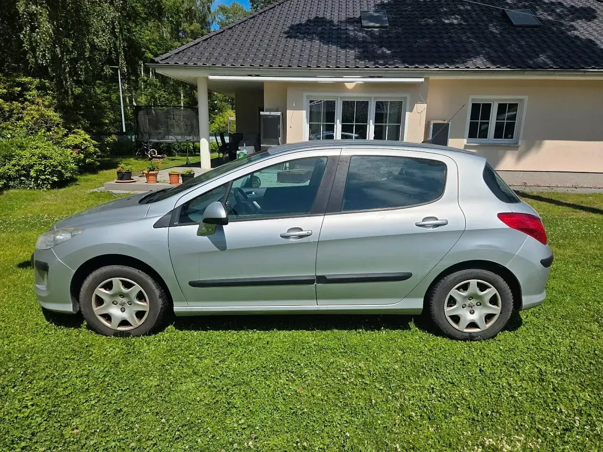 Gebraucht Peugeot 308 96 PS (70 kW) 2008 Silber Limousine