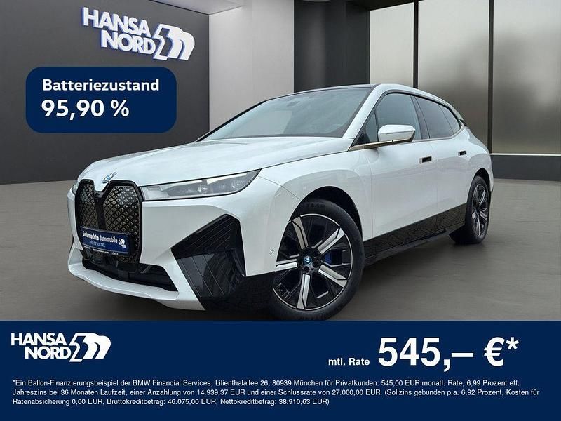 Weiss / mineralweiss (metallic) Gebraucht 2022 BMW iX Sport Line SUV | 53.850 € (Fairer Preis) - Bild 1/4