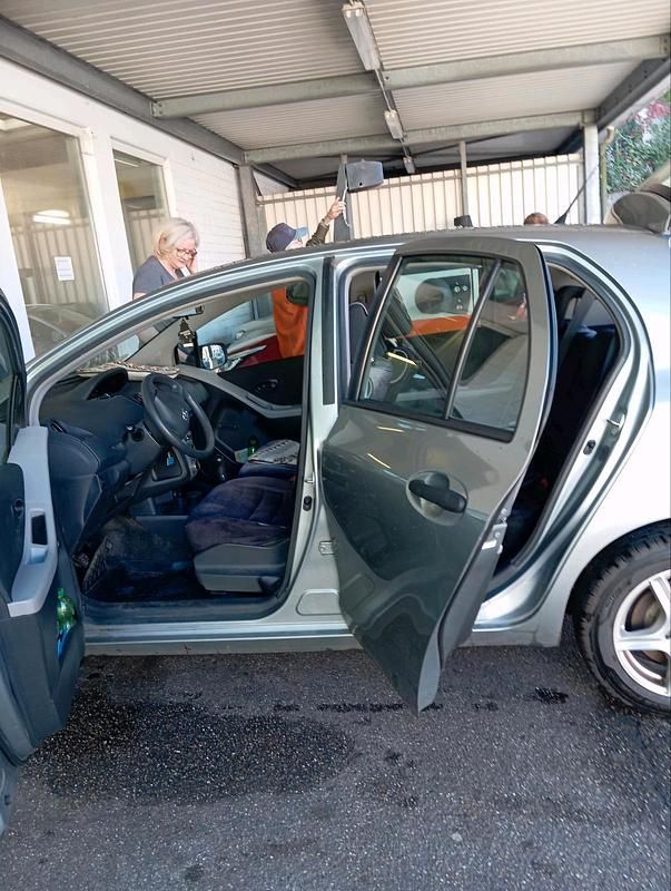 Grau Gebraucht 2009 Toyota Yaris Kleinwagen | 4.200 € (Etwas zu teuer) - Bild 1/4