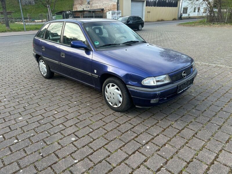 Blau Gebraucht 1995 Opel Astra Limousine | 2.999 € - Bild 1/4
