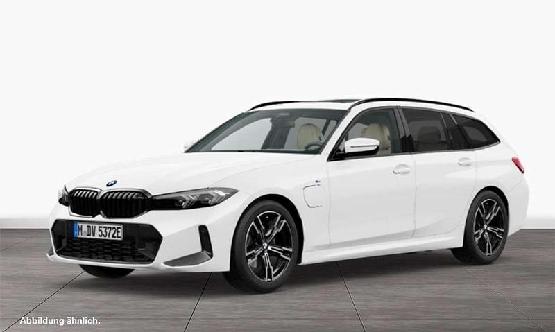Alpinweiß uni Gebraucht 2022 BMW 320e M Sport Kombi | 26.990 € (Fairer Preis) - Bild 1/3
