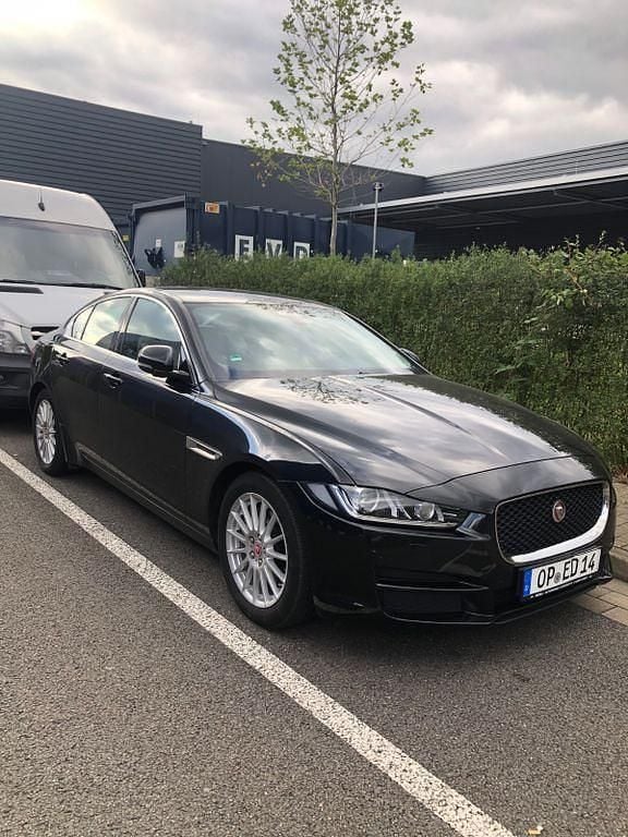 Schwarz Gebraucht 2018 Jaguar XE Portfolio Limousine | 13.900 € (Superpreis) - Bild 1/4