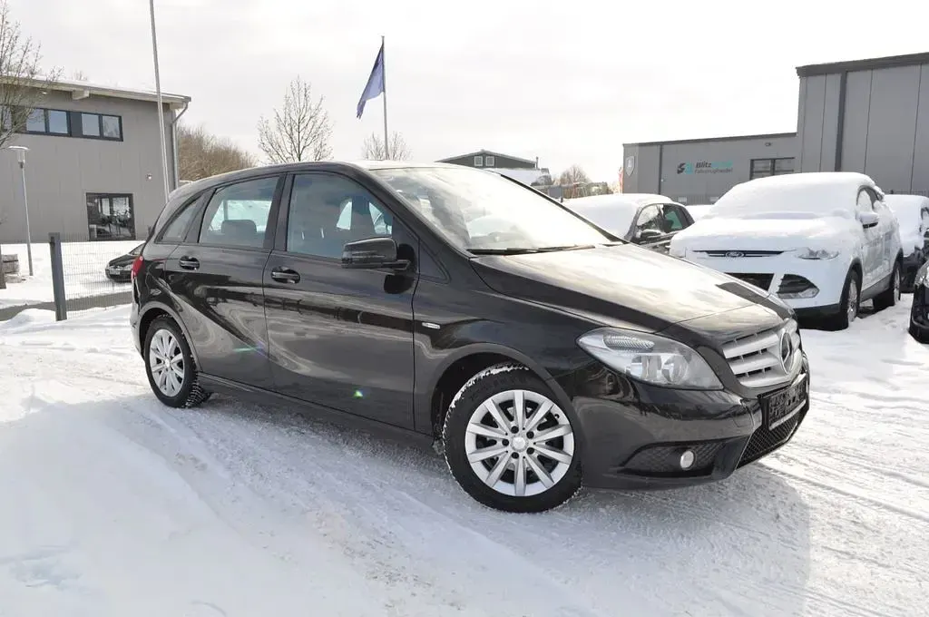 Gebraucht Mercedes B180 122 PS (89 kW) 2012 Schwarz Kleinwagen