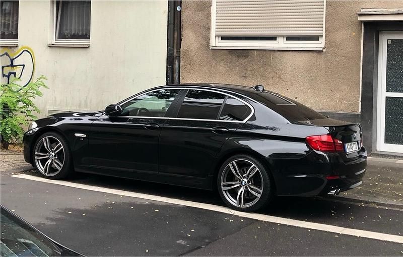 Schwarz Gebraucht 2011 BMW 525 Limousine | 16.850 € (Teuer) - Bild 1/4