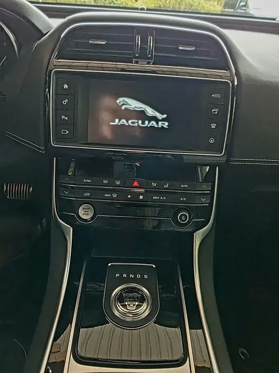 Używany Jaguar XE S 381 KM (280 kW) 2018 Czerwony Sedan/Limuzyna