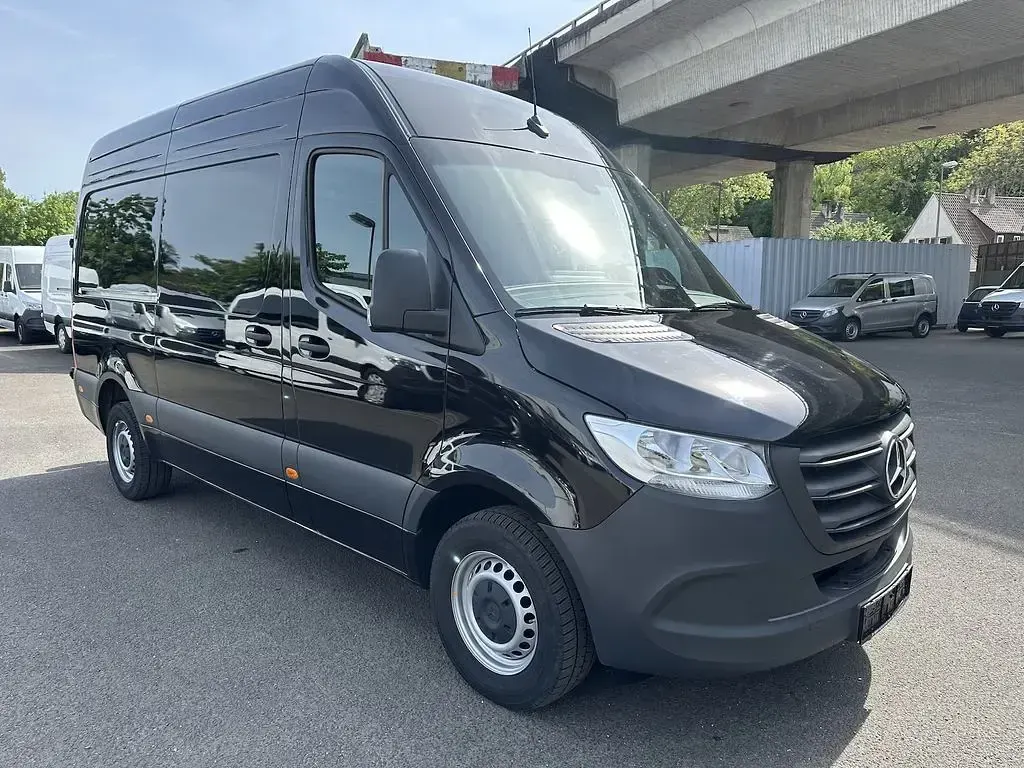 Gebraucht Mercedes Sprinter 170 PS (125 kW) 2025 Schwarz/baltic black Van