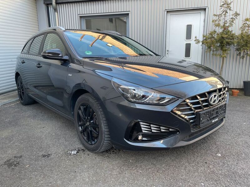 Grau Gebraucht 2022 Hyundai i30 Edition 30 Limousine | 17.790 € (Guter Preis) - Bild 1/4