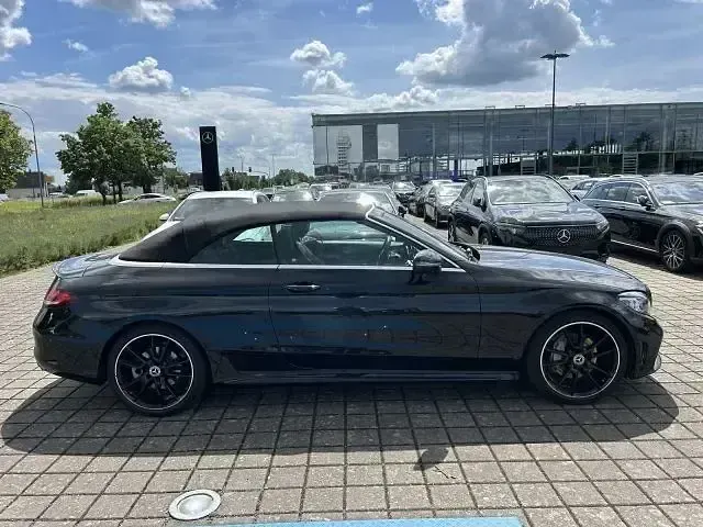 Gebraucht Mercedes C180 AMG 156 PS (114 kW) 2023 Schwarz Cabrio