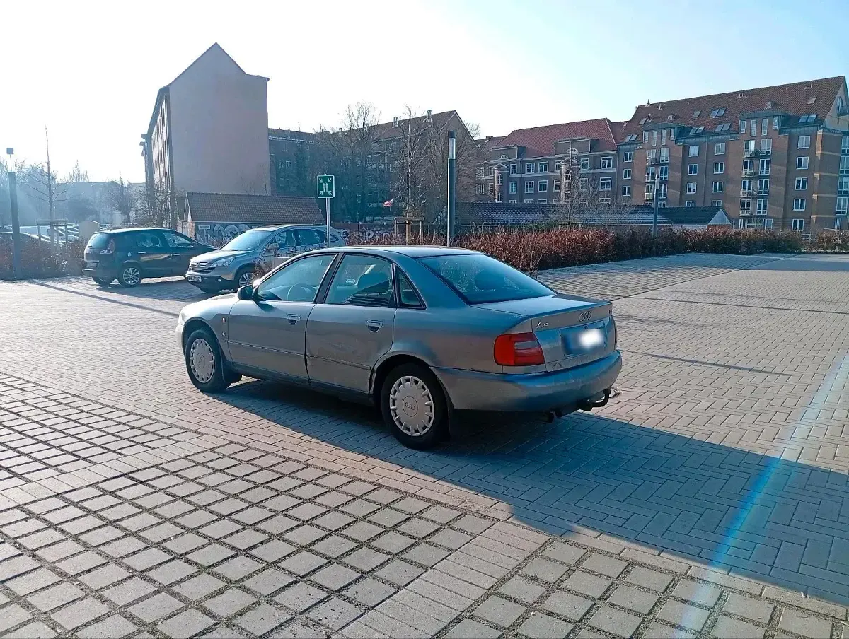 Używany Audi A4 101 KM (74 kW) 1997 Szary Sedan/Limuzyna